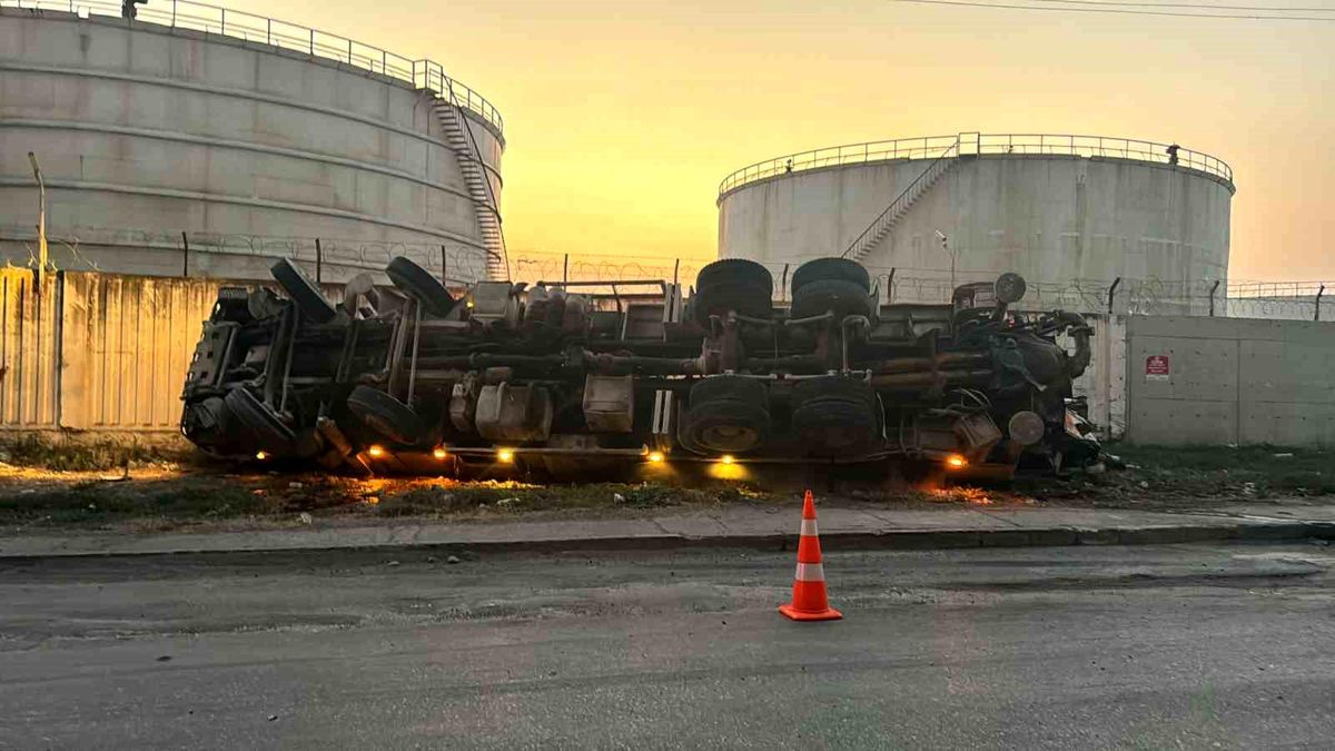 İskenderun\'da freni patlayan tır devrildi, sürücü yaralandı