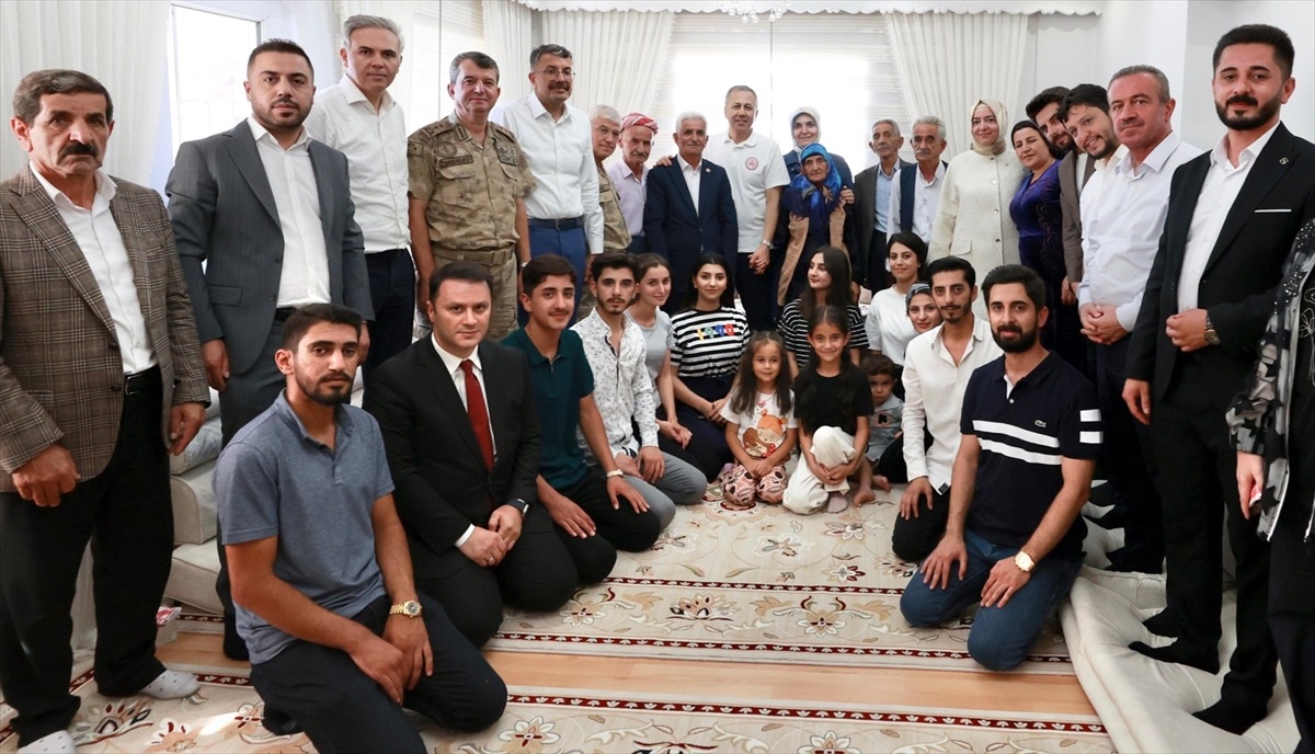 İçişleri Bakanı Ali Yerlikaya, İkiyaka köyündeki şehit ailelerini ziyaret etti