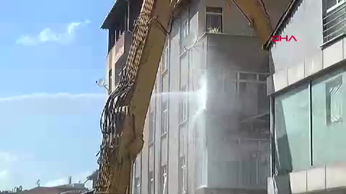 İETT Otobüsü Çarptığı Binanın Yıkım Çalışmaları Başladı