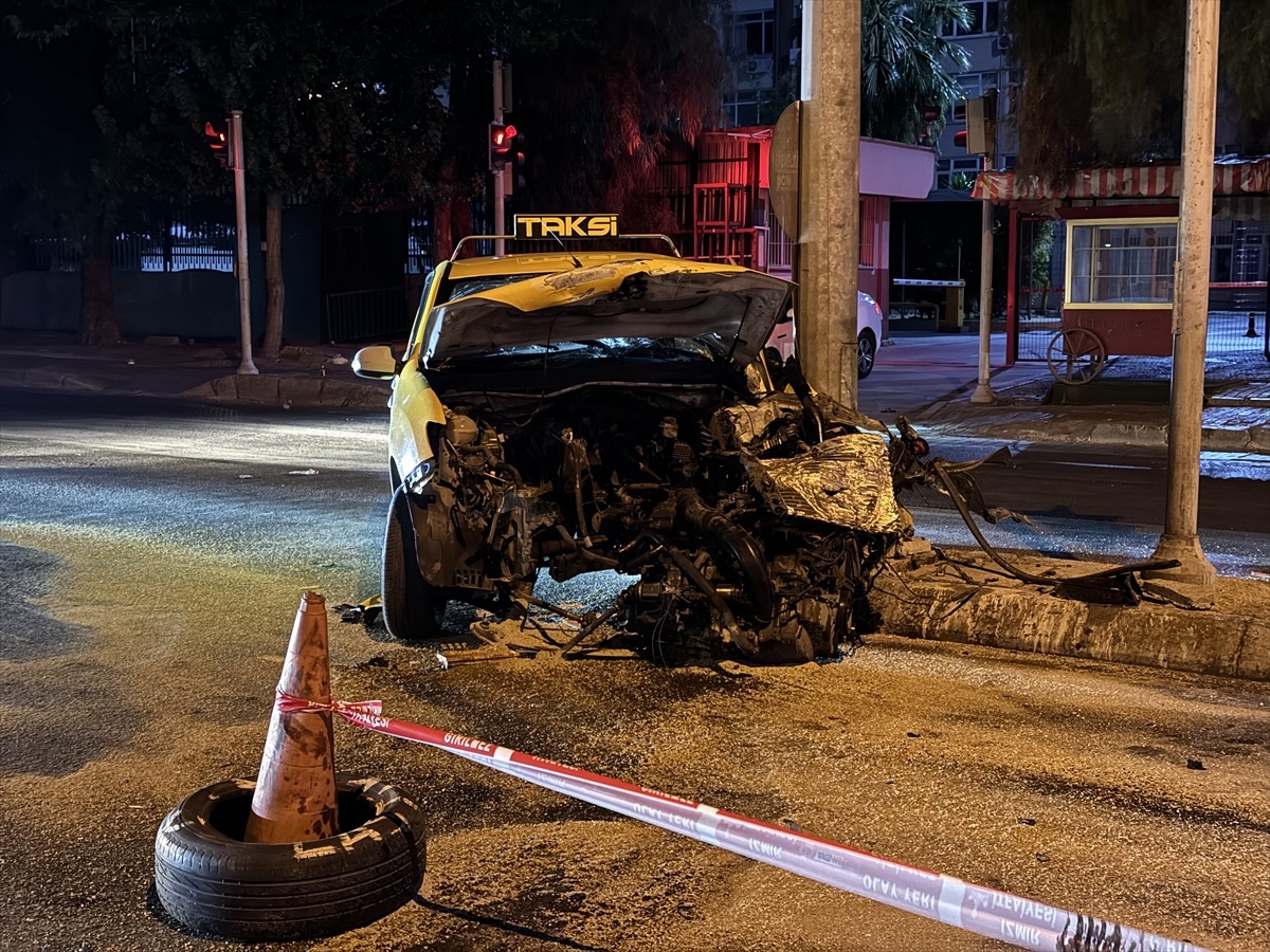 İzmir\'de Ticari Taksiyle Kaza: Bir Kişi Ağır Yaralandı