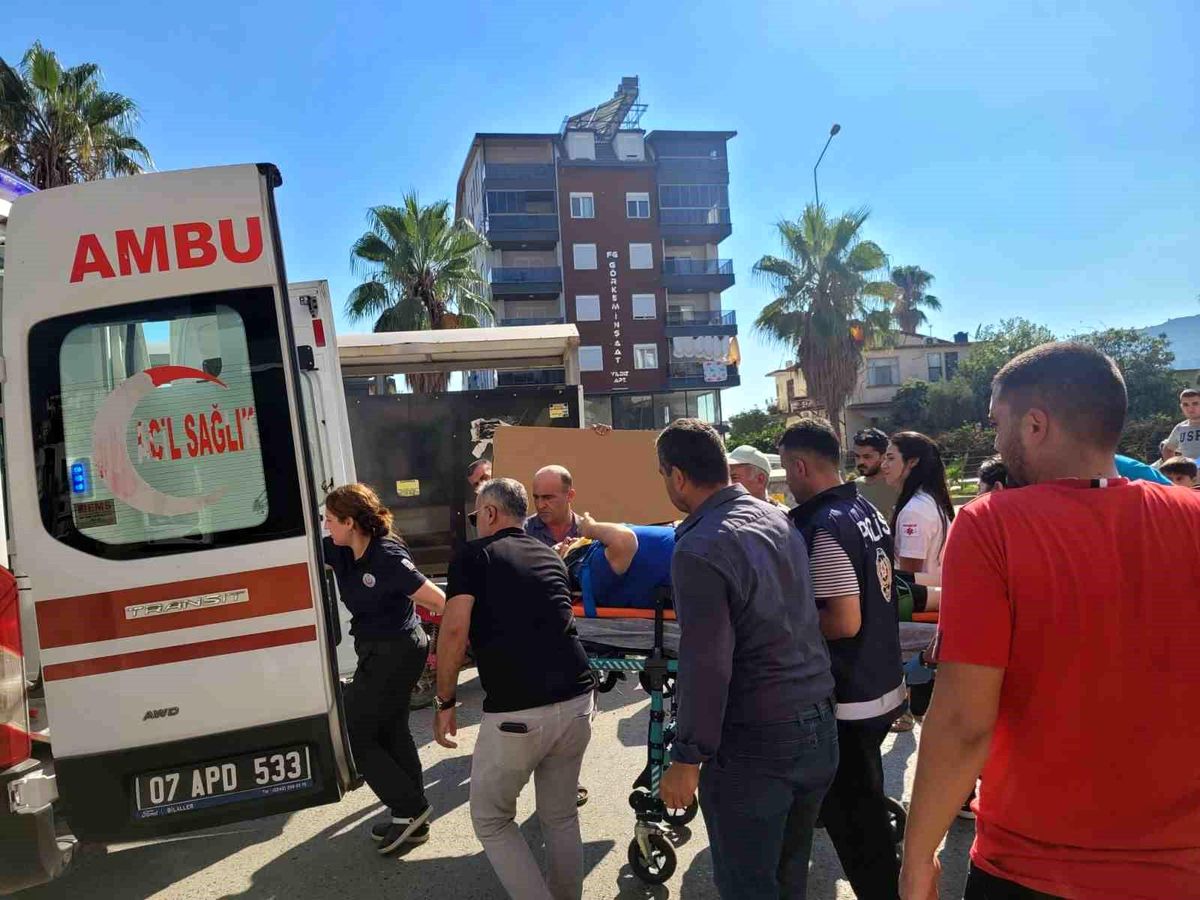 Antalya\'da Kaldırımda Düşen Vatandaş Hastanelik Oldu