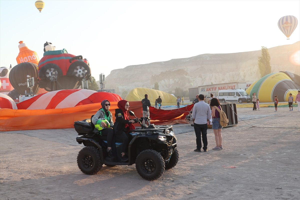 Türkiye Kültür Yolu Festivali\'nde Figürlü Sıcak Hava Balonları Gökyüzünde Süzüldü
