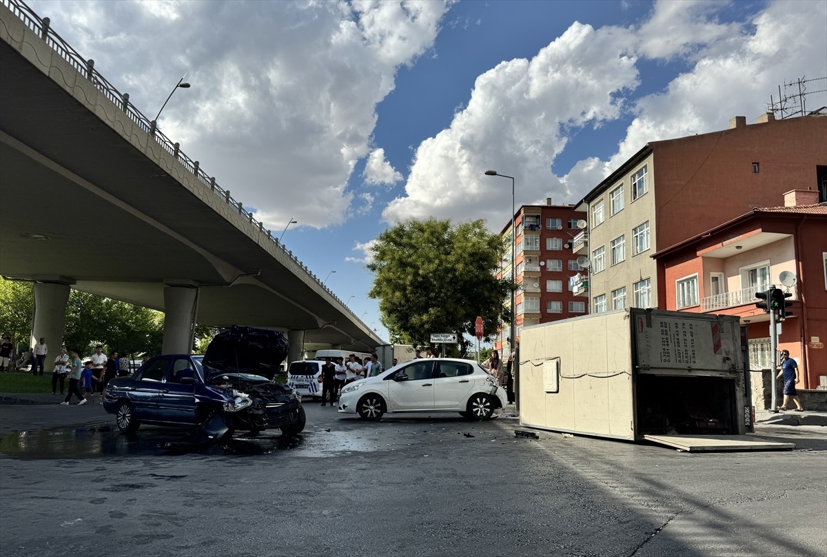 Kayseri\'de zincirleme trafik kazası: 3 kişi yaralandı