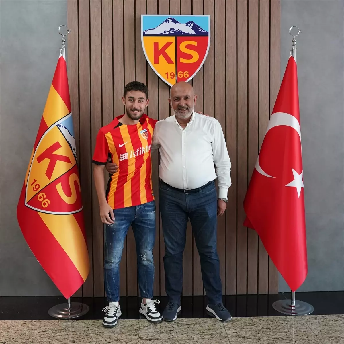 Bellona Kayserispor, Kartal Kayra Yılmaz\'ı 1 yıl daha kadrosuna kattı