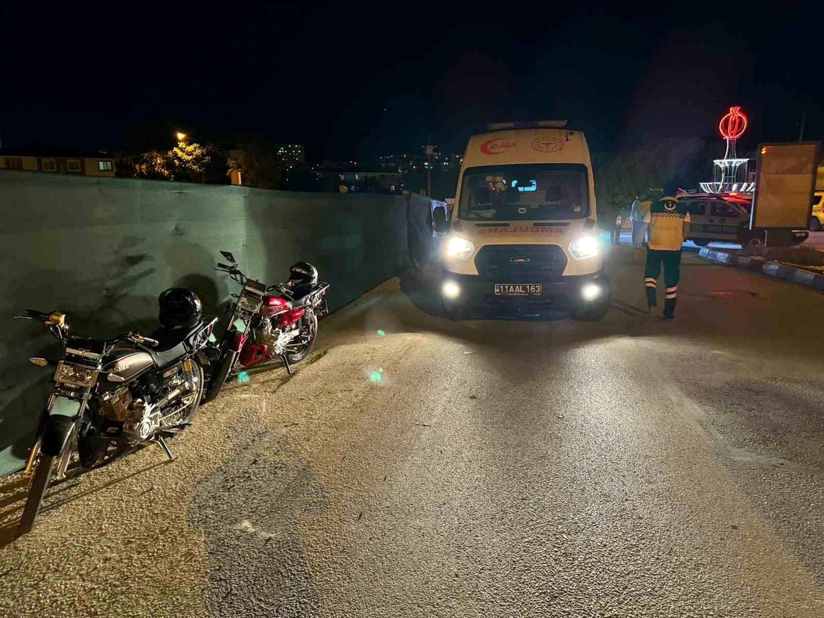 Bilecik\'te Motosiklet Kazası: 2 Kişi Yaralandı, Sürücüye Cezai İşlem Uygulandı