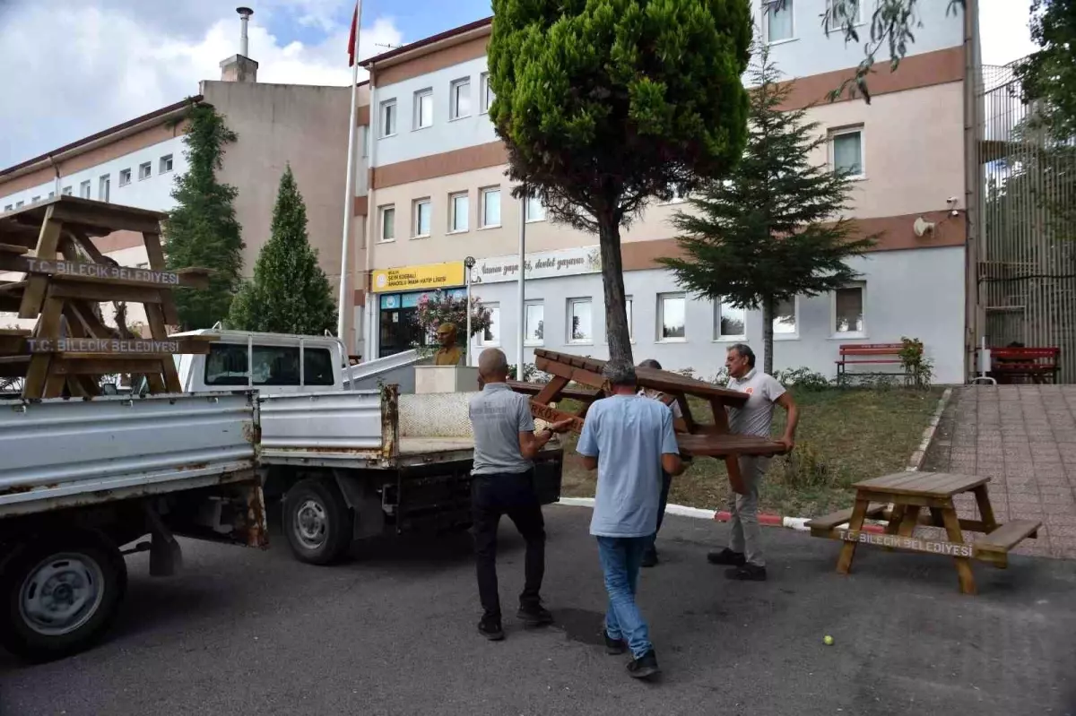 Bilecik Belediyesi, Bayırköy Belediyesi\'ne Oturma Masalarını ve Bankları Teslim Etti