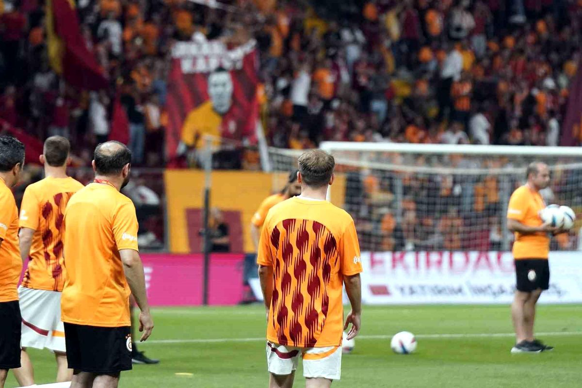 Galatasaraylı Taraftarlardan Kerem Aktürkoğlu\'na Destek