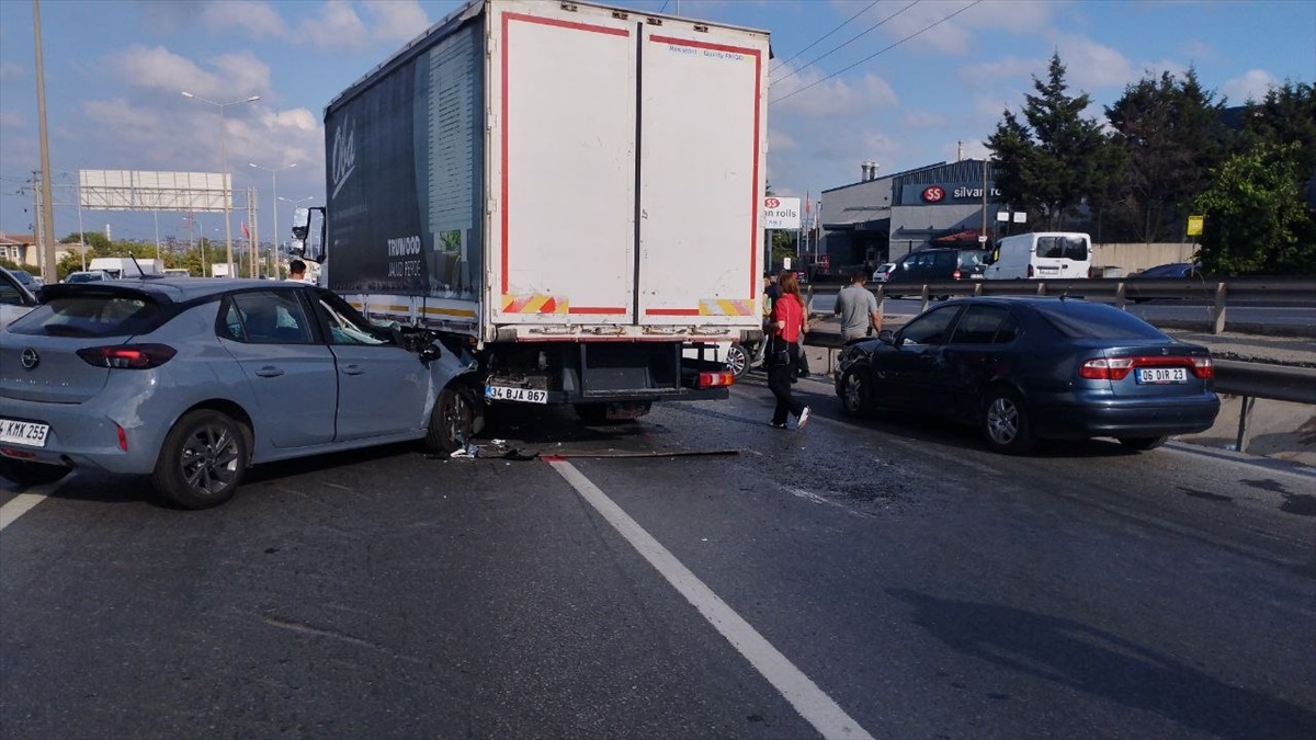 Gebze\'de Zincirleme Trafik Kazası: 3 Yaralı