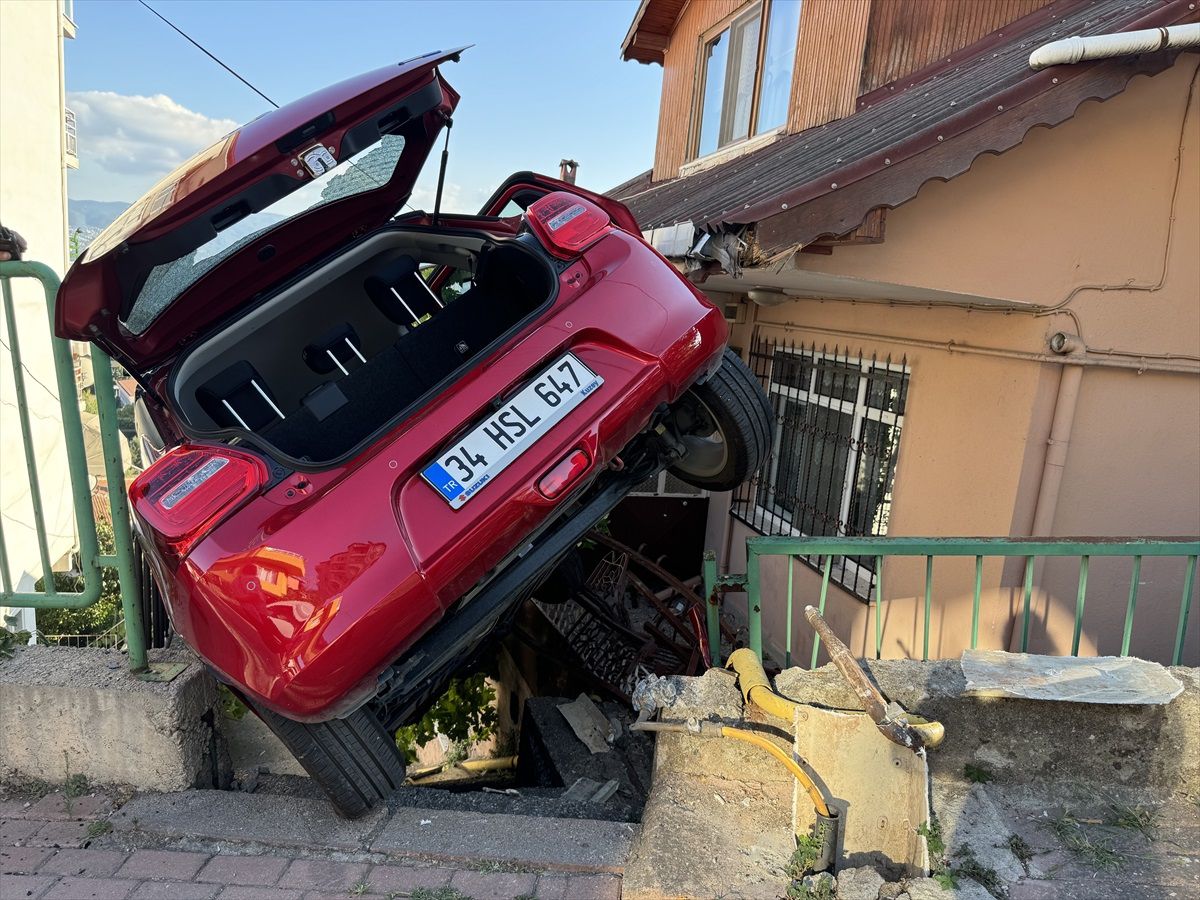 İzmit\'te otomobil doğal gaz dağıtım kutusunu devirdi