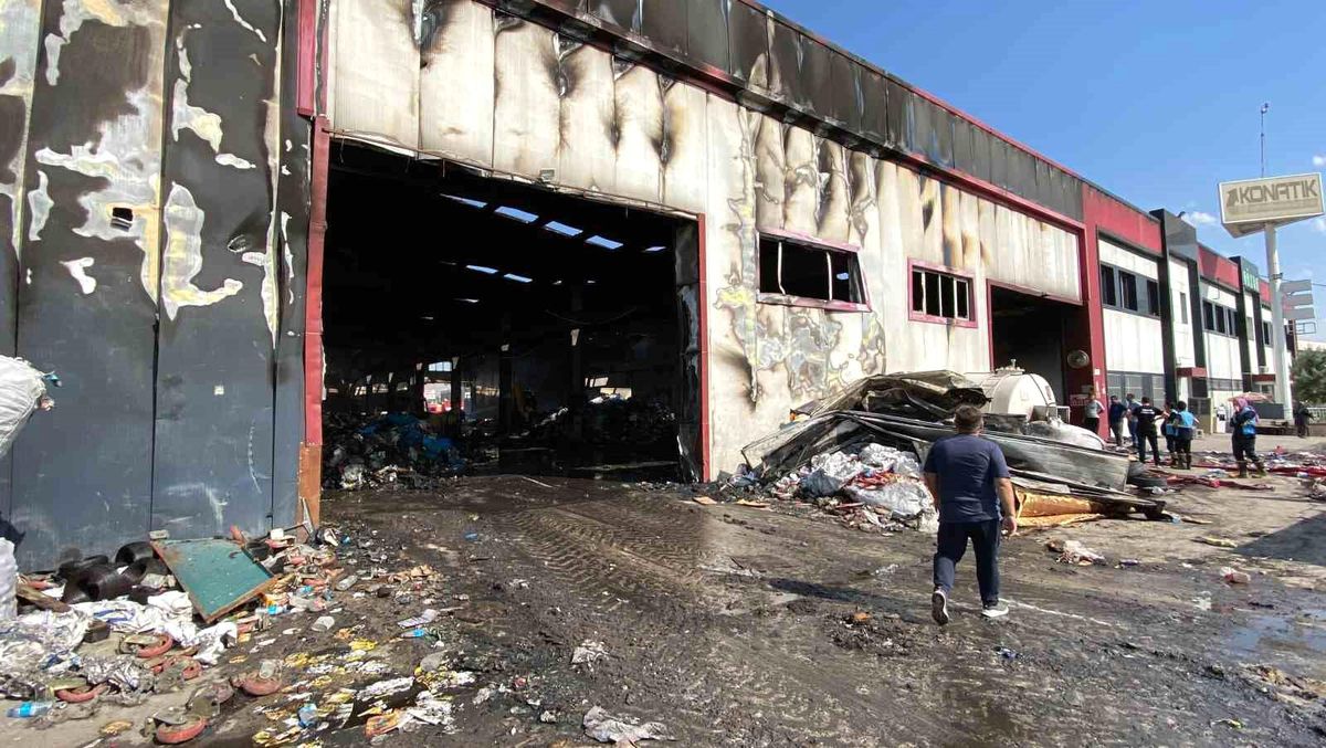 Konya\'da Plastik Atık Dönüşüm Fabrikasında Yangın Çıktı