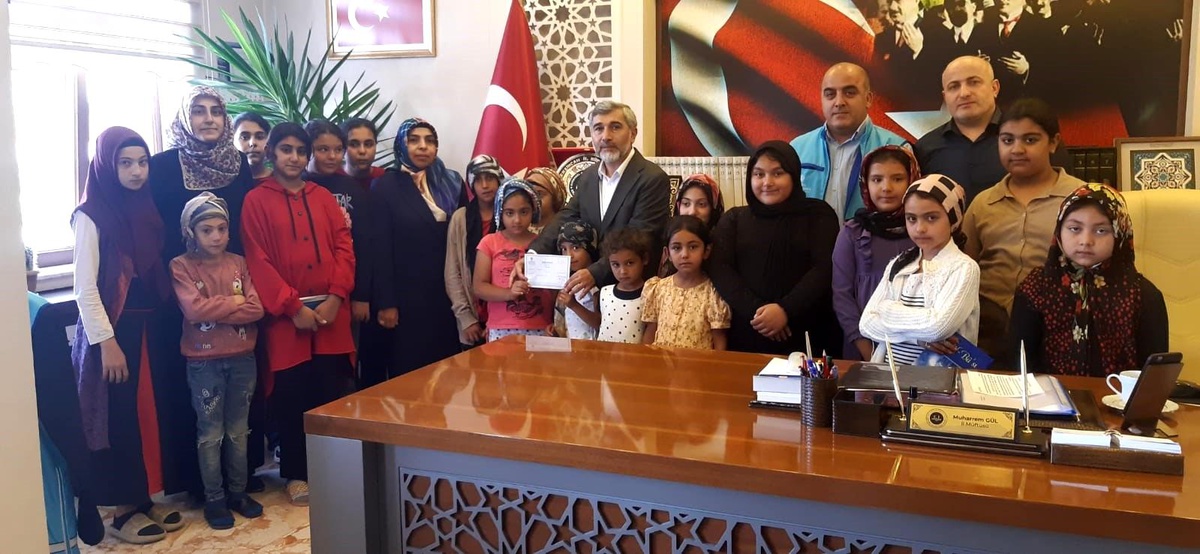 Ersevenler Mahallesi 4-6 yaş grubu Kur\'an kursu öğrencileri Filistin için yardım kumbarası takdim ettiler