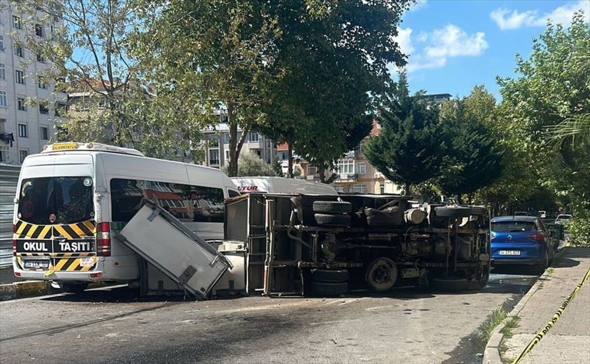 Maltepe\'de kamyonet ile minibüs çarpışması: 1 kişi hafif yaralandı