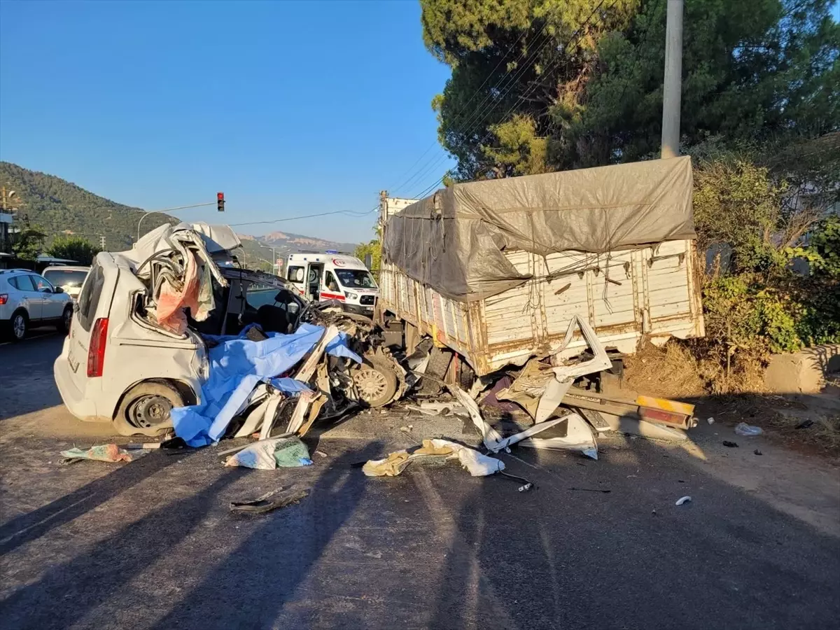 Manisa\'da kamyona arkadan çarpan araçta 4 ölü, 3 ağır yaralı