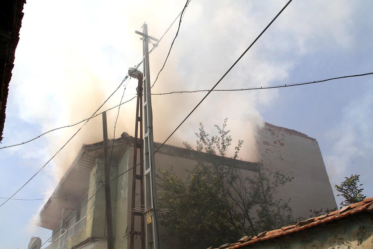 Manisa Kula\'da bir binada çıkan yangın kontrol altına alındı