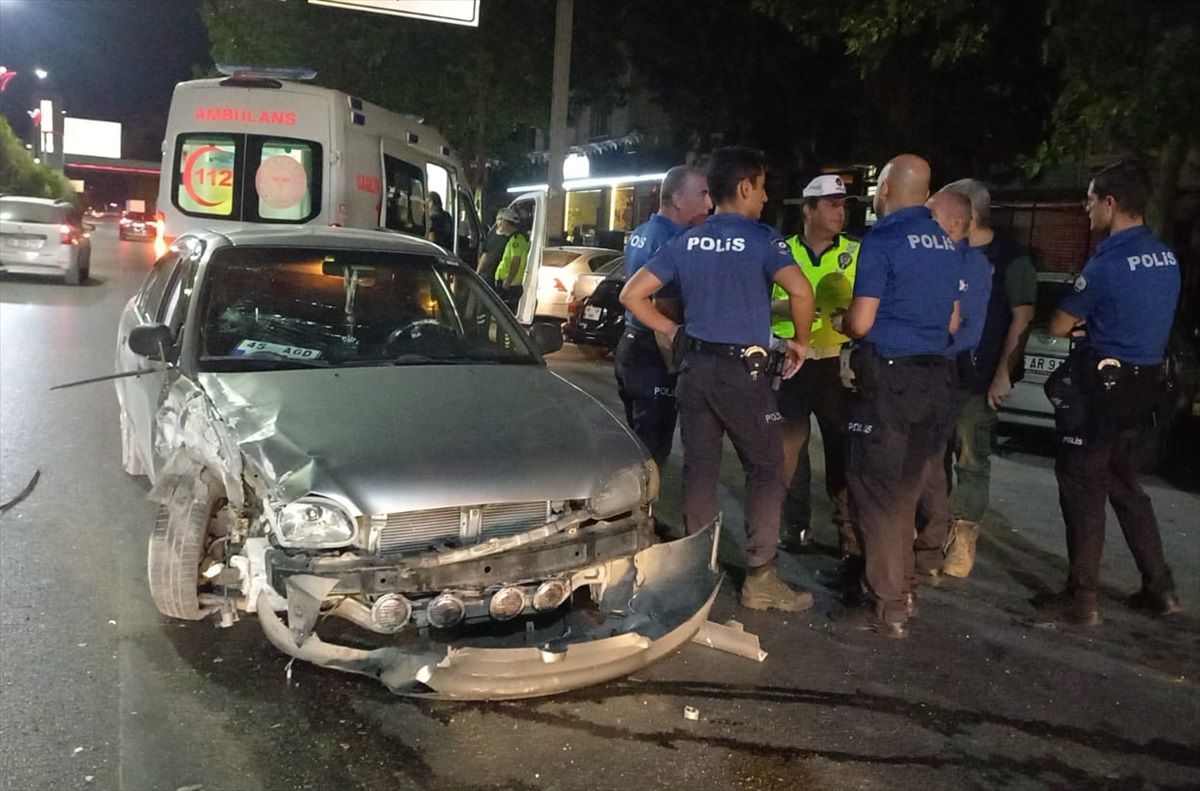 Manisa\'da park halindeki araçlara çarpan otomobilde 2 kişi yaralandı
