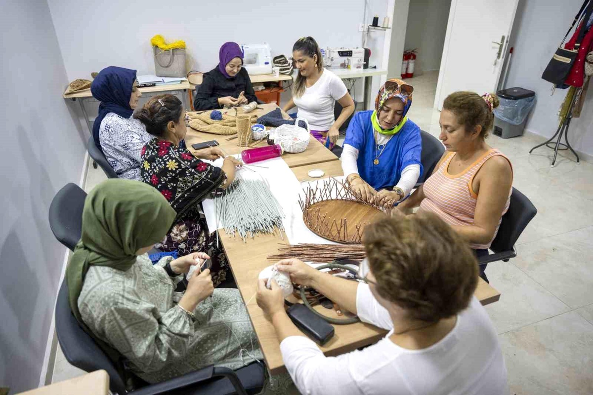 Mersin Büyükşehir Belediyesi Meslek Edindirme Kursları İle İstihdama Katkı Sağlıyor
