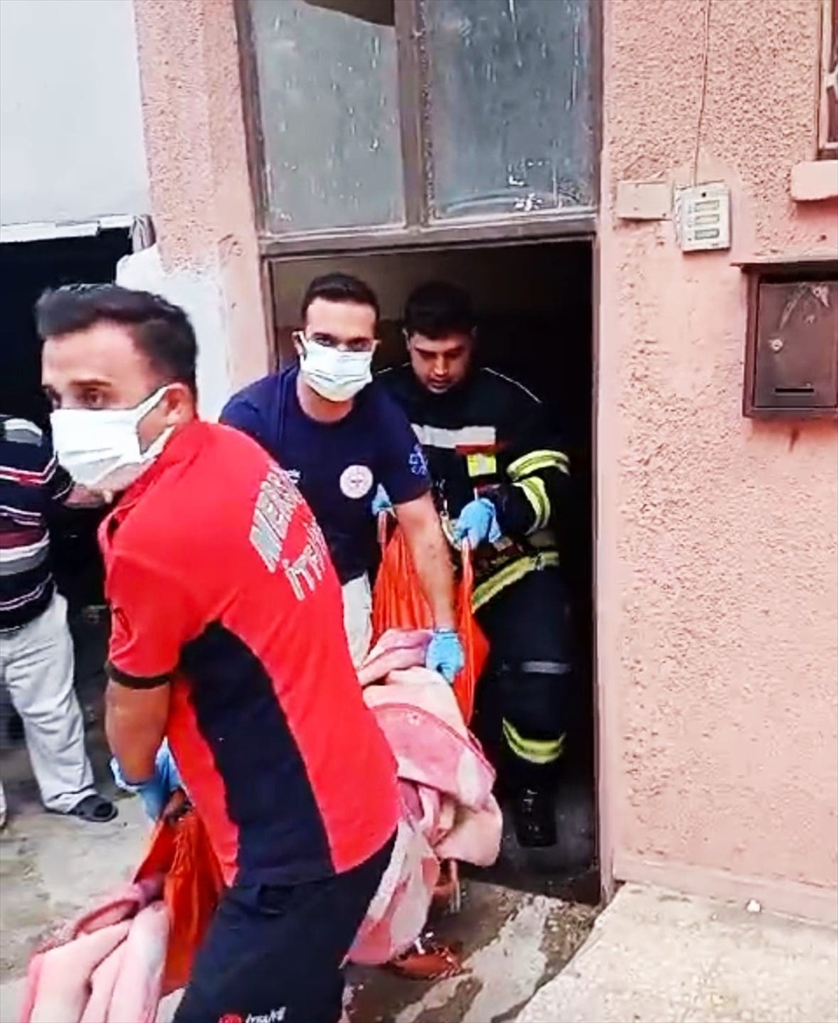 Tarsus\'ta Banyo Yapan Kişi Düştü, Hastaneye Kaldırıldı