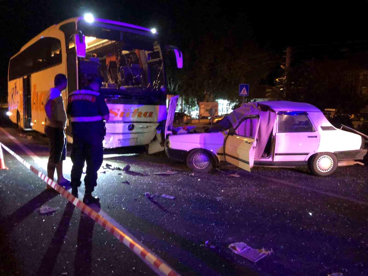 Denizli\'de yolcu otobüsü ile otomobil çarpıştı: 1 ölü