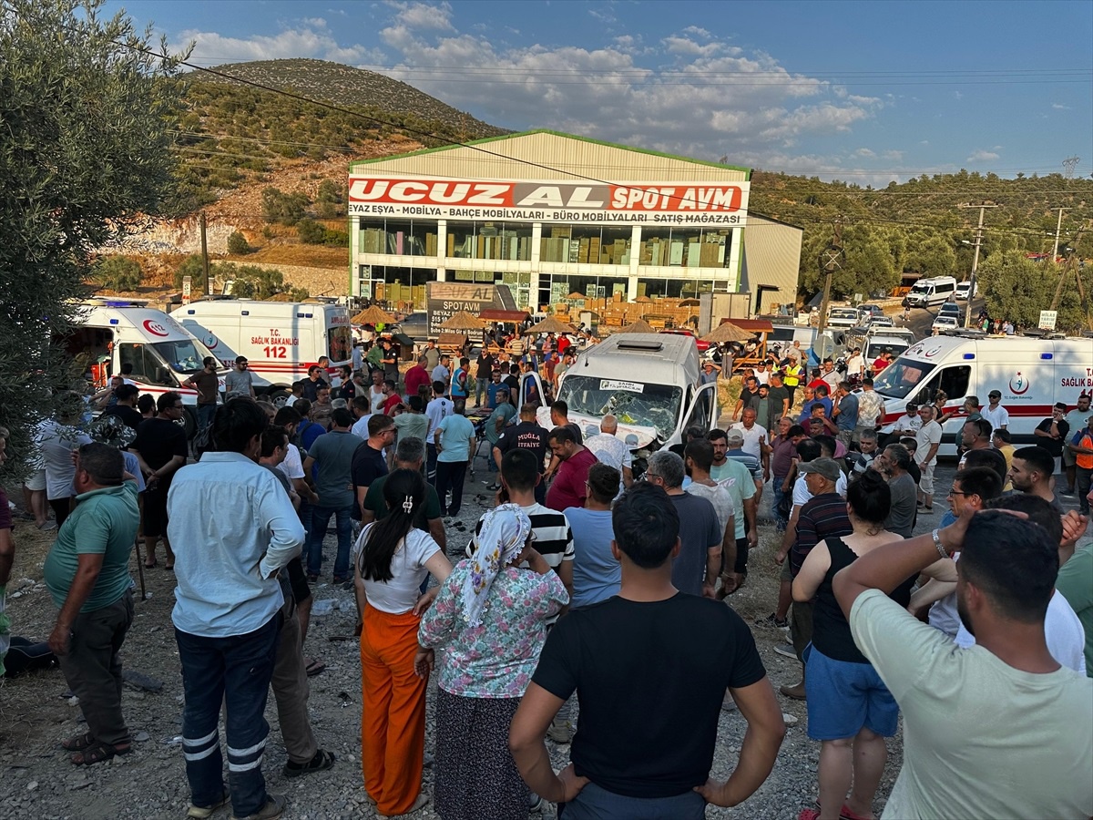 Muğla\'da itfaiye arazözü ile minibüs çarpıştı: 15 yaralı