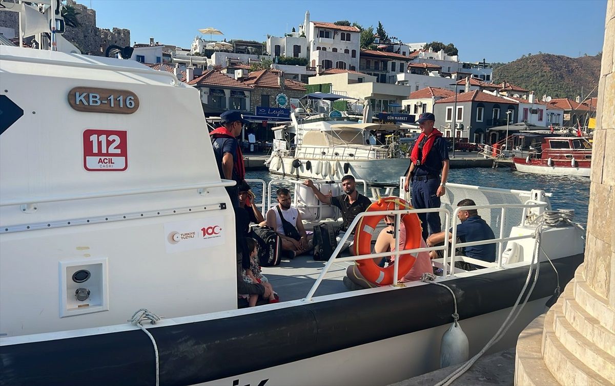 Muğla\'da denizde sürüklenen lastik bottaki 27 düzensiz göçmen kurtarıldı