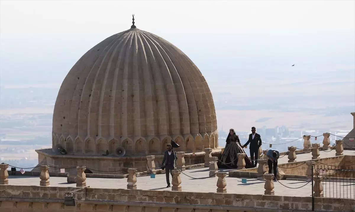 Mardin ve Diyarbakır\'da Düğün Fotoğrafları Sıcak Hava Altında Çekiliyor