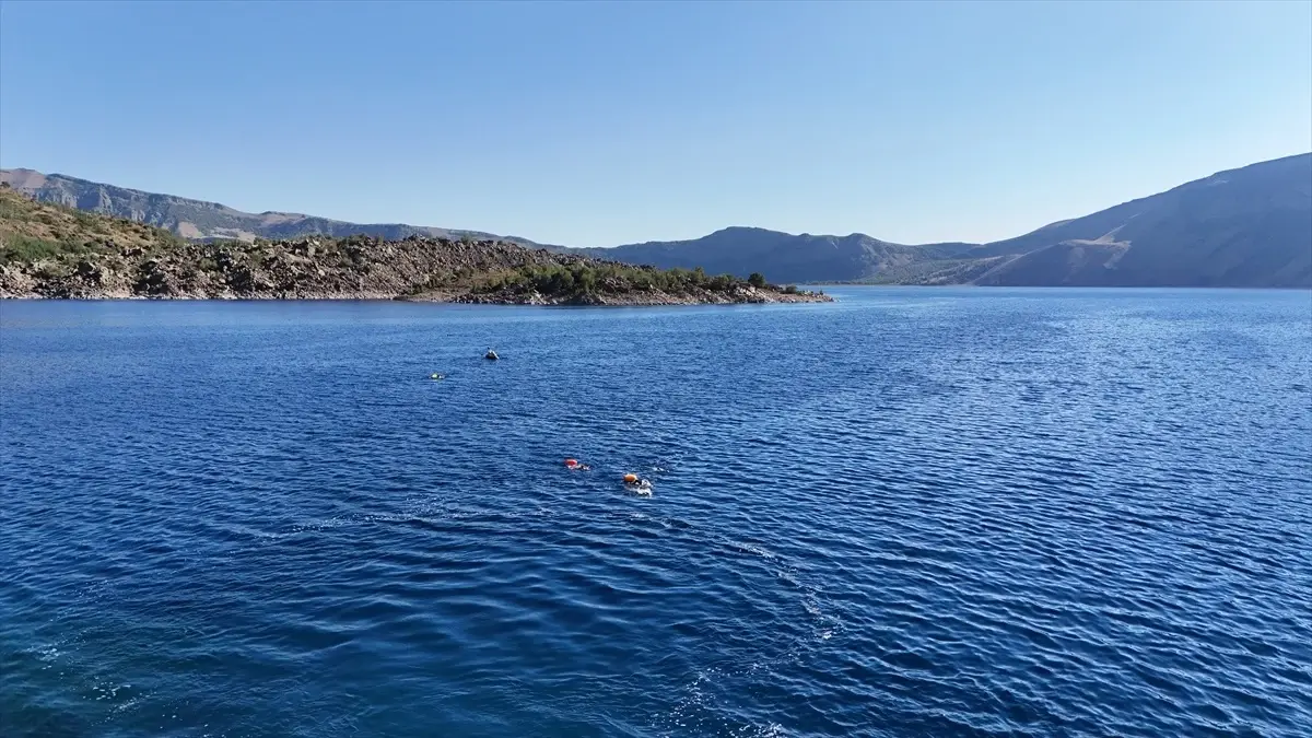 Vangölü Aktivistleri Derneği Üyeleri Nemrut Krater Gölü\'nde Yüzdü