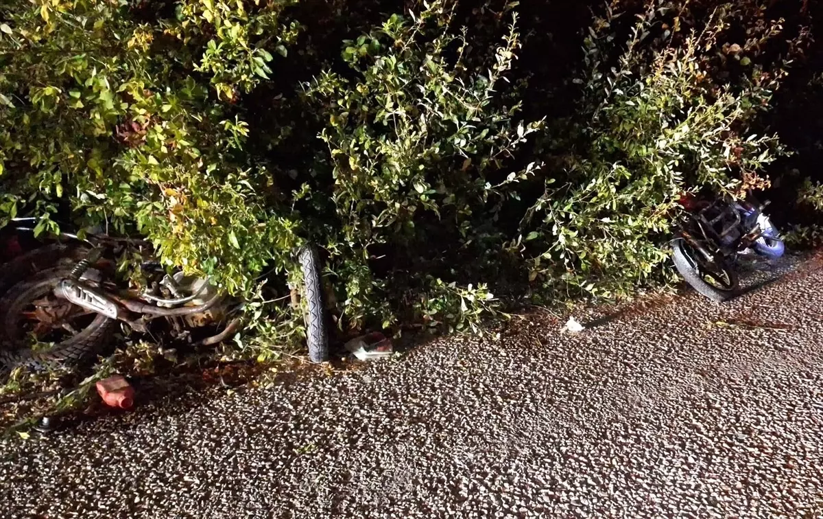 Ödemiş\'te Motosiklet Kazası: Sürücüler Yaralandı