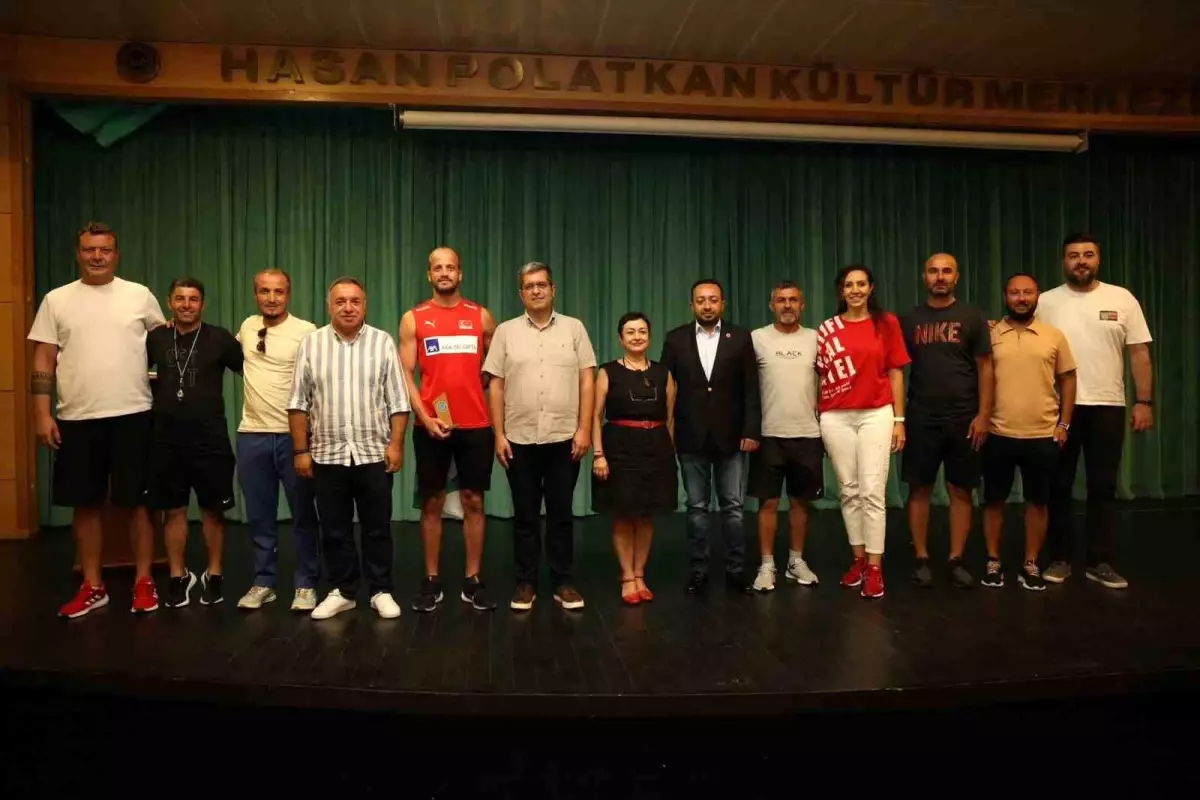 Odunpazarı Belediyesi Yaz Spor Okulları\'nda Spor Yaralanmaları ve Sporcu Beslenmesi Semineri Düzenledi