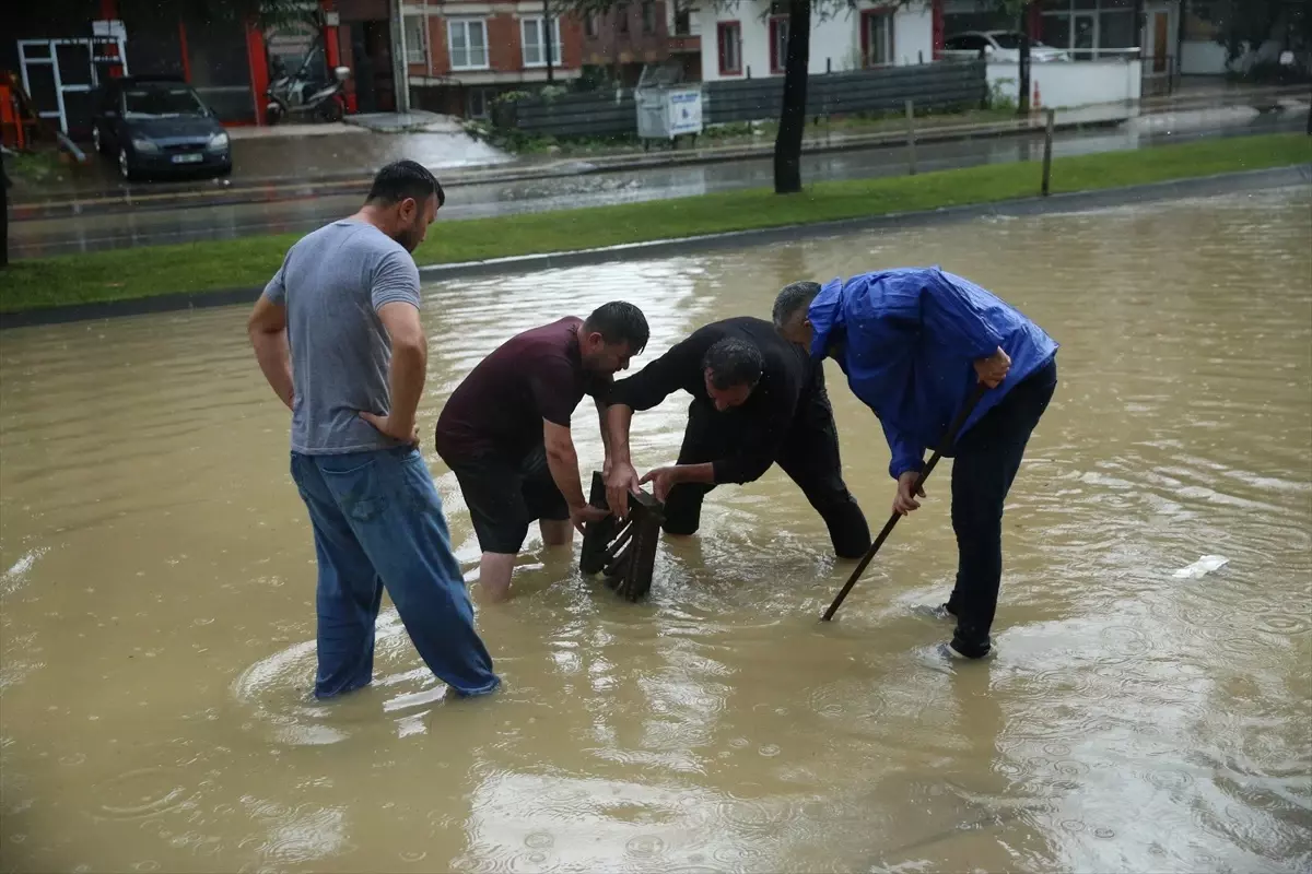 Ordu\'nun Altınordu ilçesinde şiddetli yağış nedeniyle ev ve iş yerleri su altında kaldı