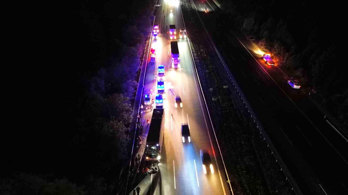 Düzce\'de Otobüs Tıra Arkadan Çarptı: 25 Kişi Yaralandı