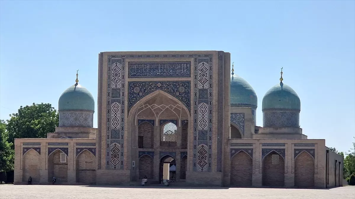 Özbekistan'ın başkenti Taşkent'teki Hazreti İmam Külliyesi Orta Asya mimarisinin ender örneklerinden