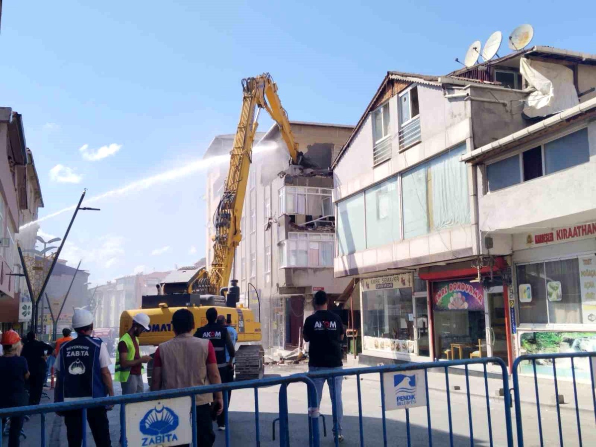 Pendik\'te İETT Otobüsü Dükkanı Yıktı