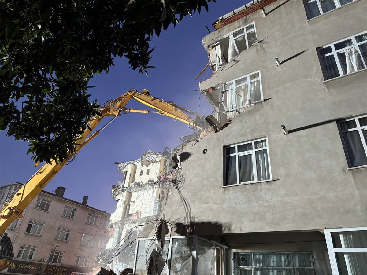Pendik\'te İETT otobüsünün çarptığı binanın yıkım işlemine yarın devam edilecek