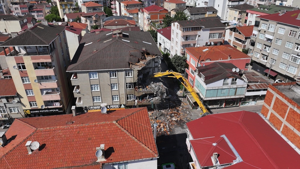 Pendik\'te İETT otobüsünün çarptığı binanın yıkım çalışmalarına başlandı