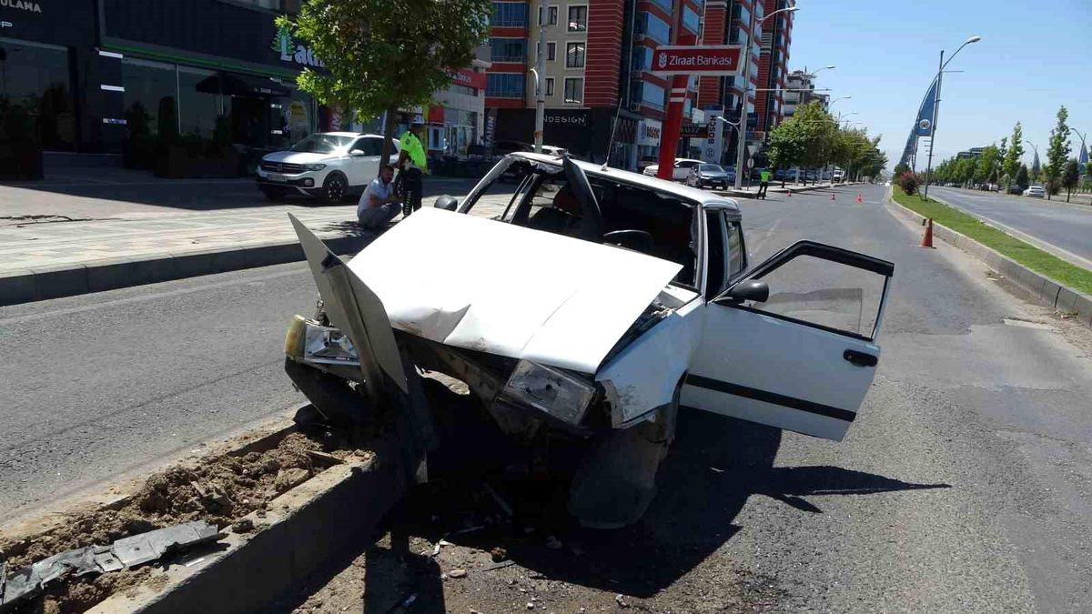 Malatya\'da Otomobil Kontrolden Çıkarak Refüje Çarptı: 6 Yaralı