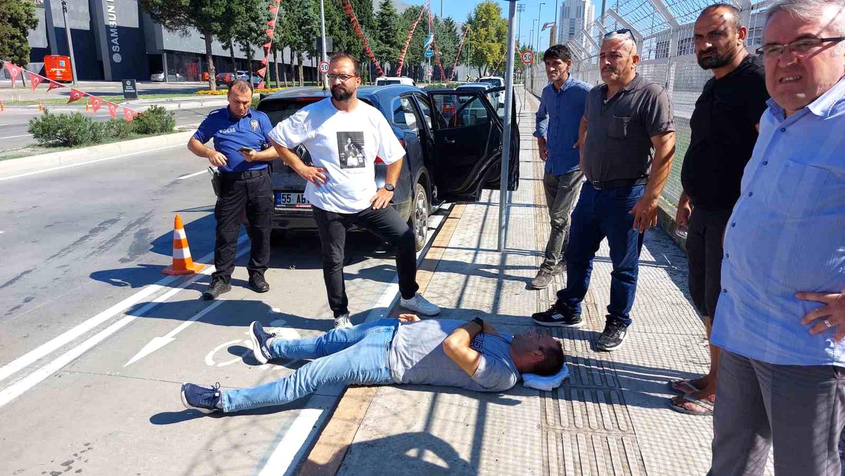 Samsun\'da dolmuş minibüs ile çarpışan otomobilin sürücüsü hastanelik oldu