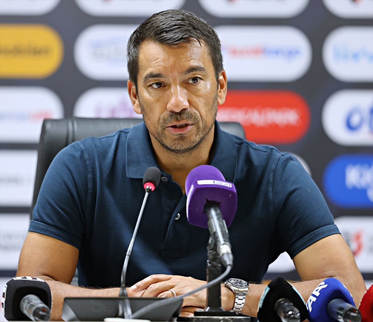 Bronckhorst: Samsunspor galibiyetinden mutluyum