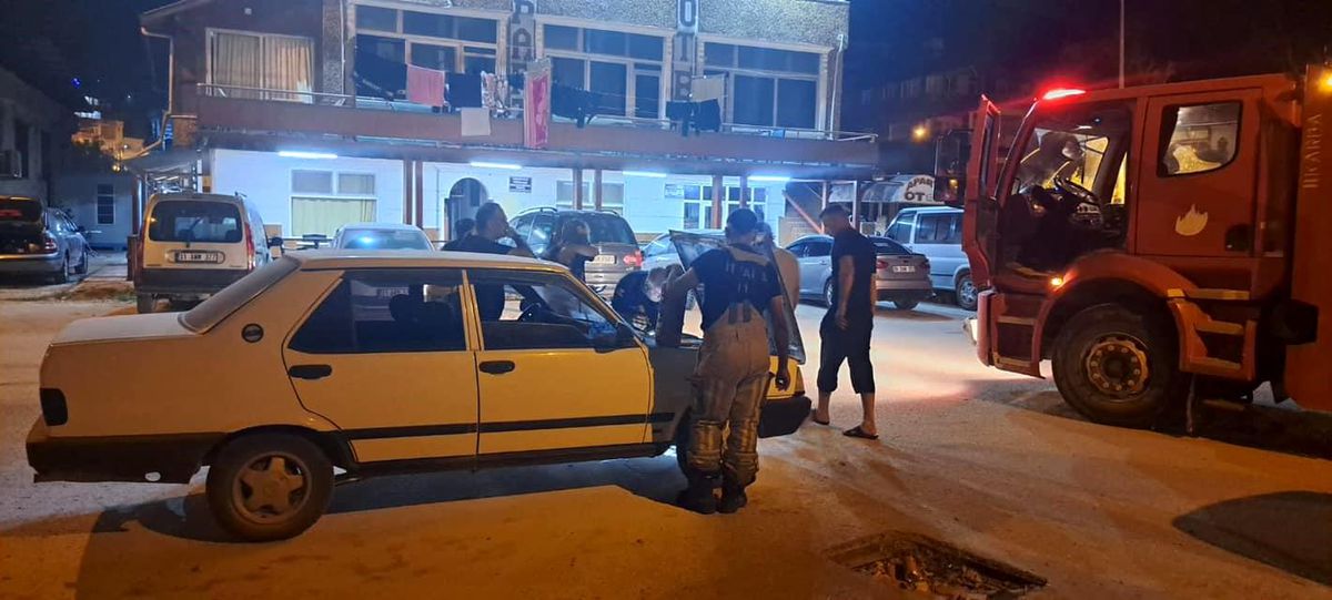 Hatay\'da seyir halindeyken motor kısmı yanan TOFAŞ\'ta hasar oluştu