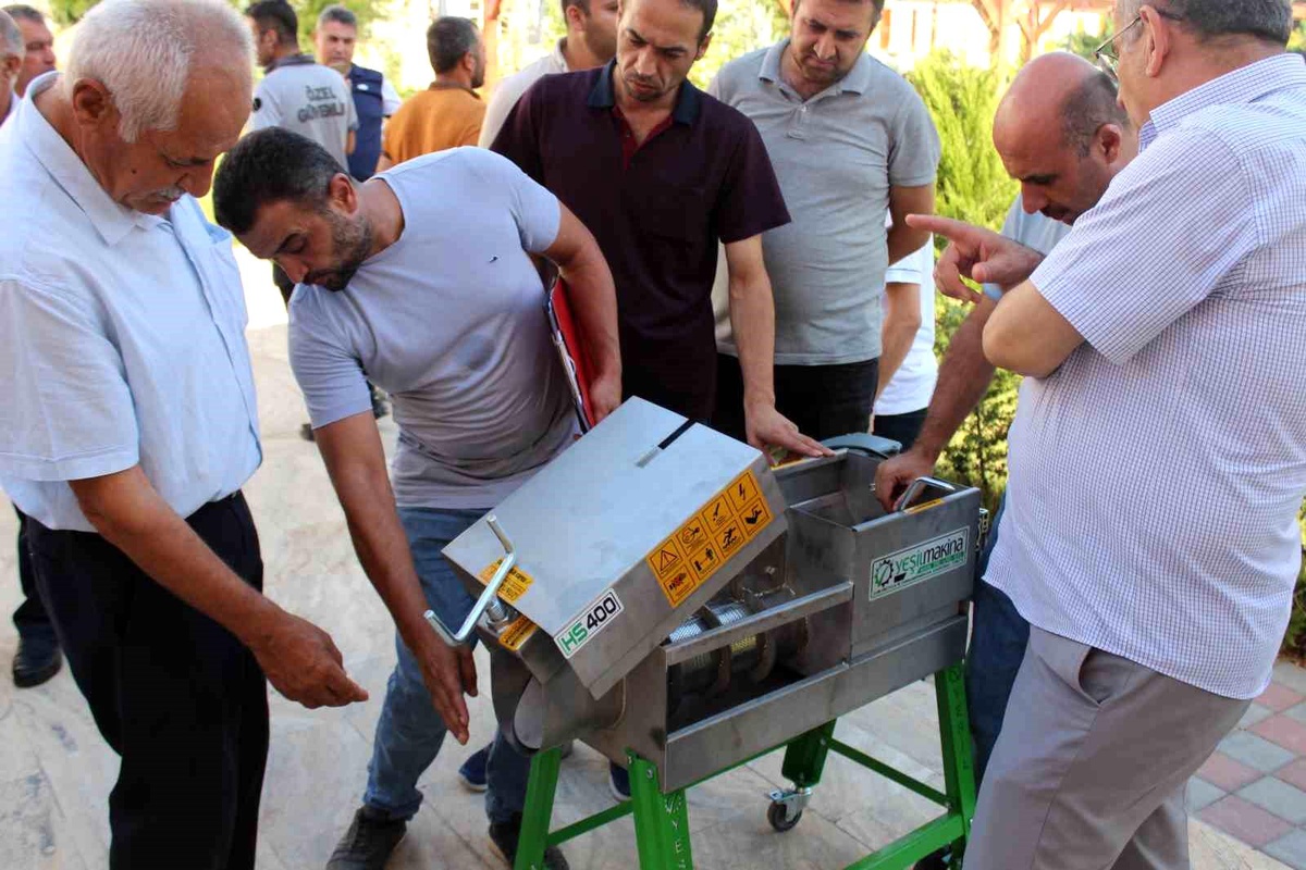 Siirt\'te çiftçilere üzüm sıkma makinesi dağıtıldı
