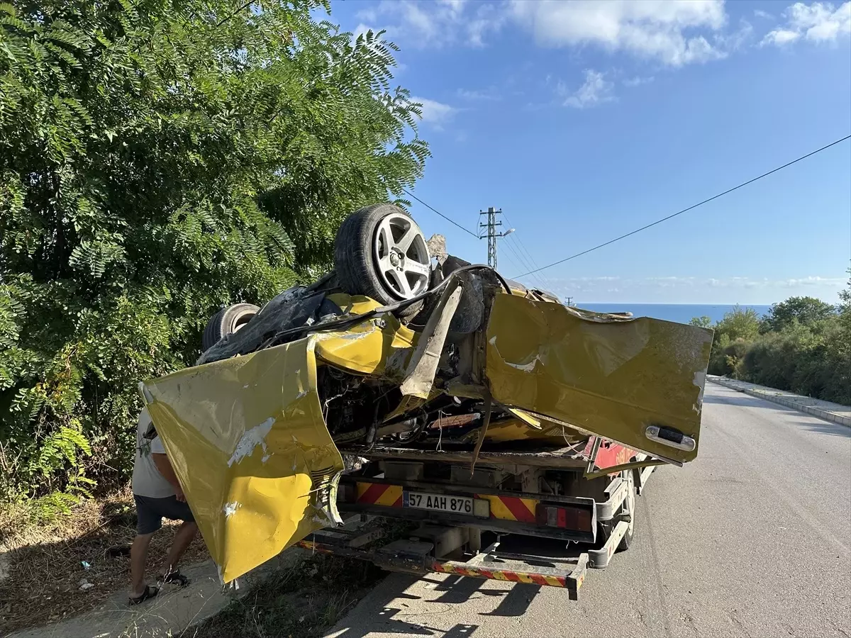 Sinop\'ta elektrik direğine çarpan otomobilin sürücüsü yaralandı