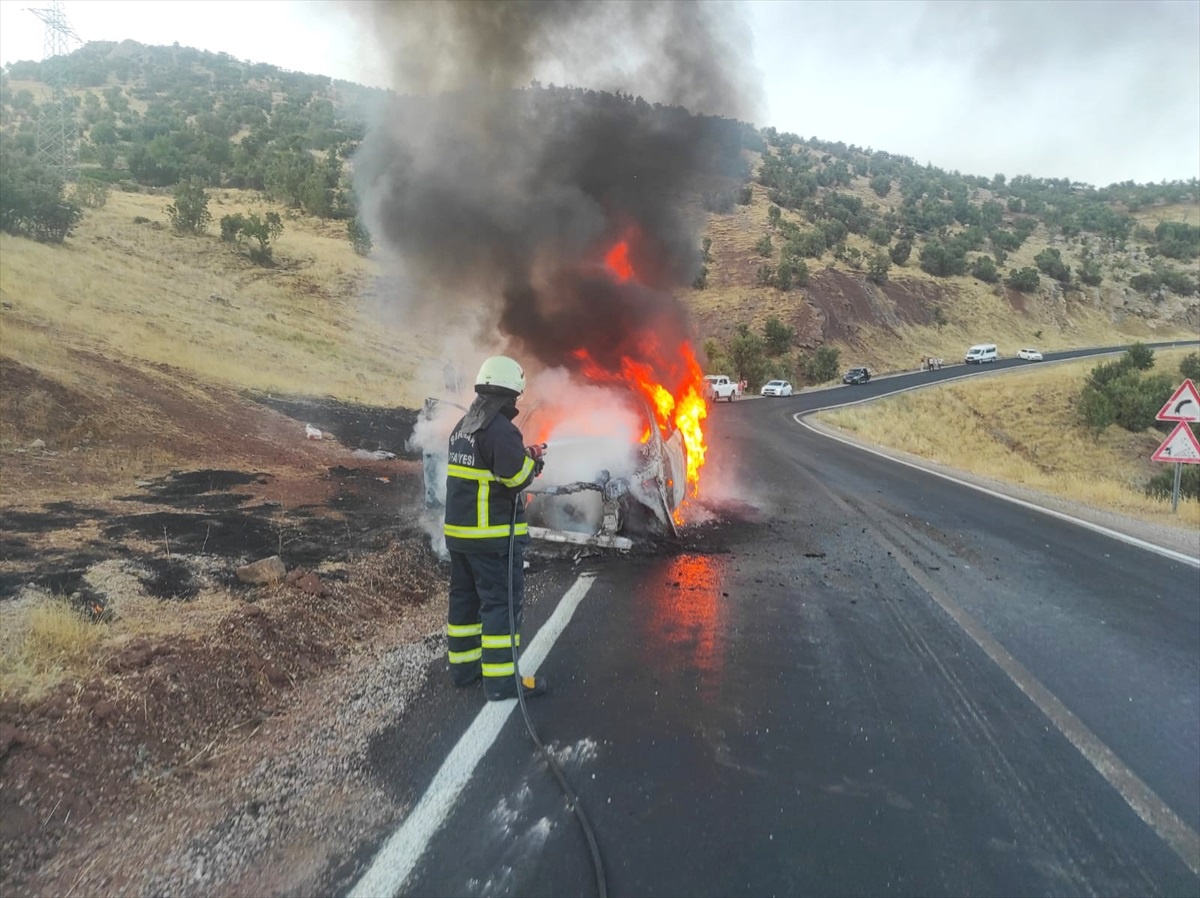 Şırnak\'ta seyir halindeyken alev alan otomobil kullanılamaz hale geldi
