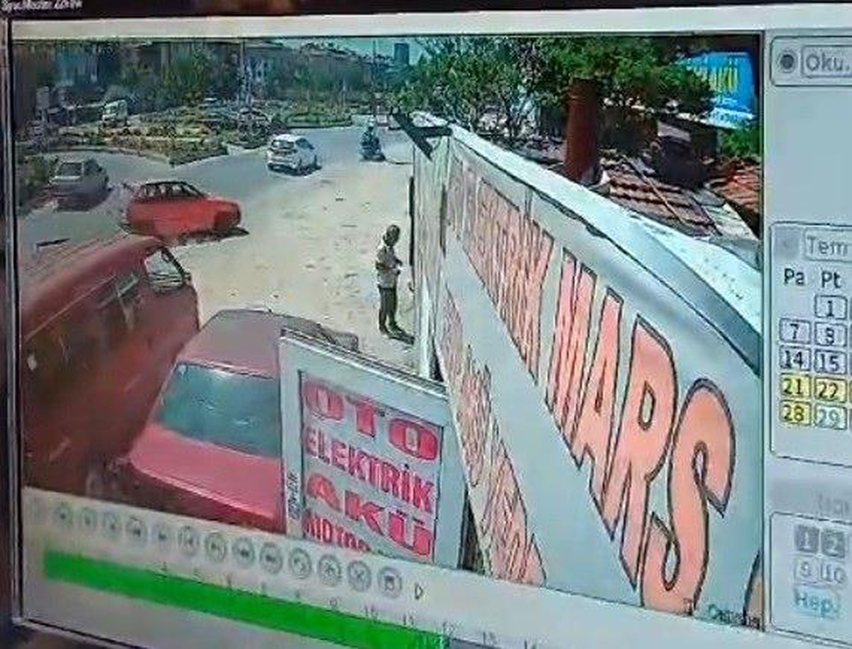 Eskişehir\'de trafik ışıklarında duran araca çarpmamak için manevra yapan otomobil tamircilerin bulunduğu alana dalıp araca çarptı