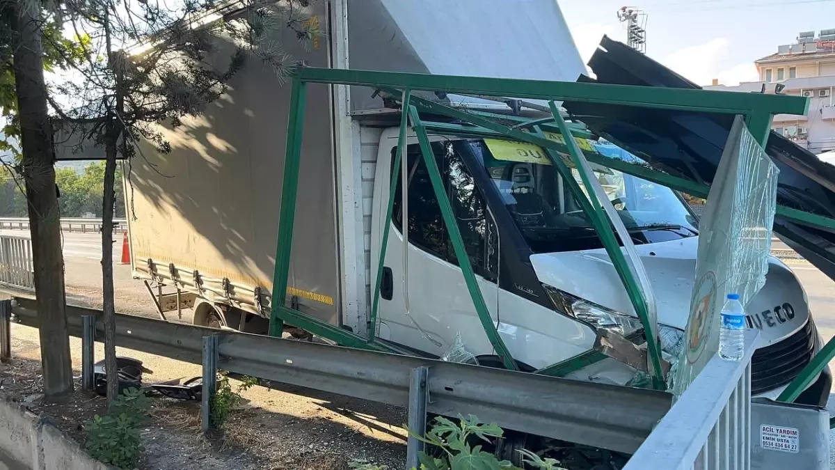 Sakarya\'da Tırın Çarptığı Kamyonet Durakta Bekleyen 1 Kişiyi Yaraladı