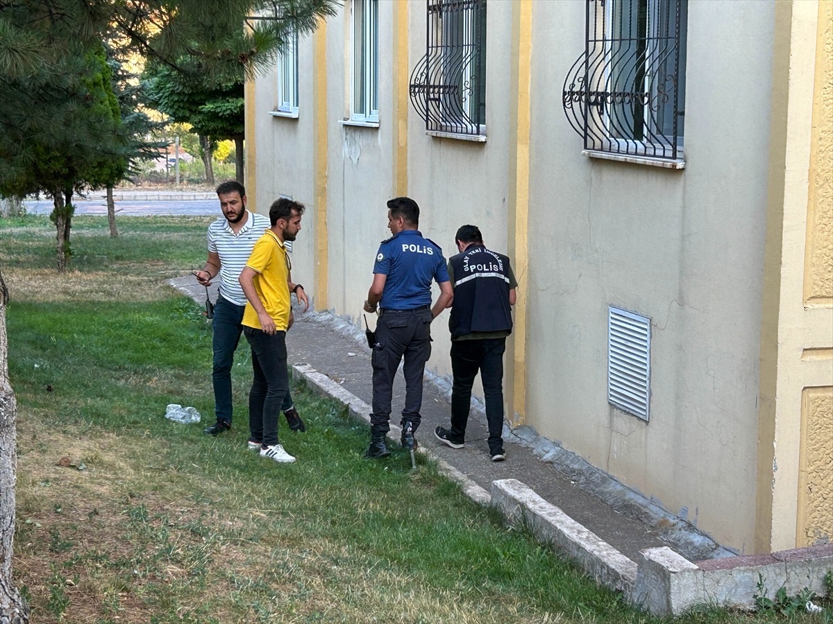 Uşak\'ta Dördüncü Kattan Düşen 3 Yaşındaki Çocuk Hayatını Kaybetti