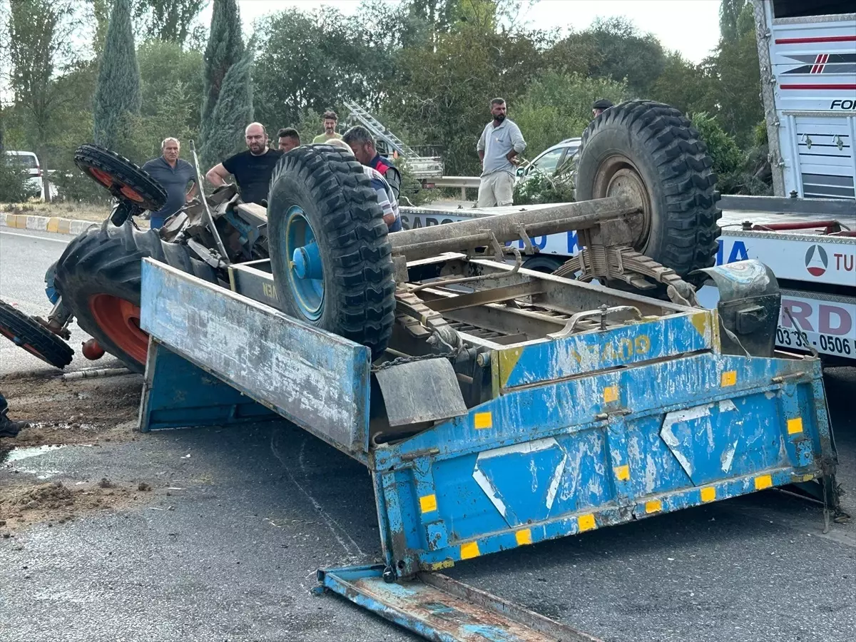 Uşak\'ta traktör ile kamyonet çarpışması: 1 kişi hayatını kaybetti