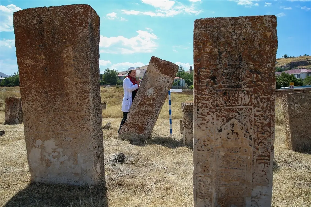 Van Gölü\'ndeki Selçuklu Mezar Taşları Ait Oldukları Yere Taşındı