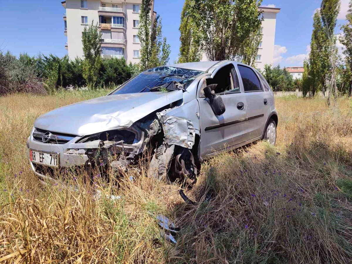 Aksaray\'da Otomobil Şarampole Düştü, Sürücü Yaralandı