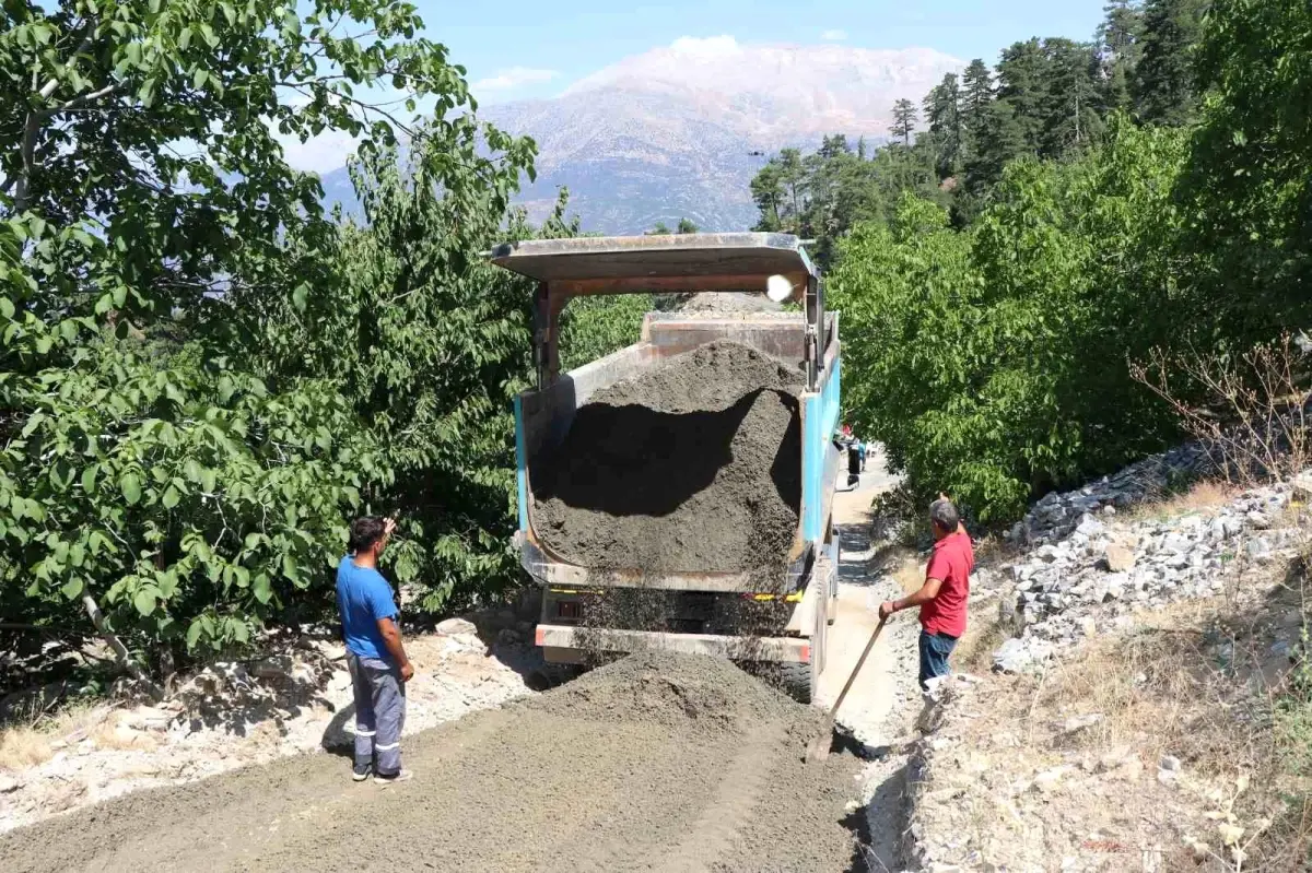 Alanya Belediyesi, kanser hastası çiftin evinin yolunu düzenledi