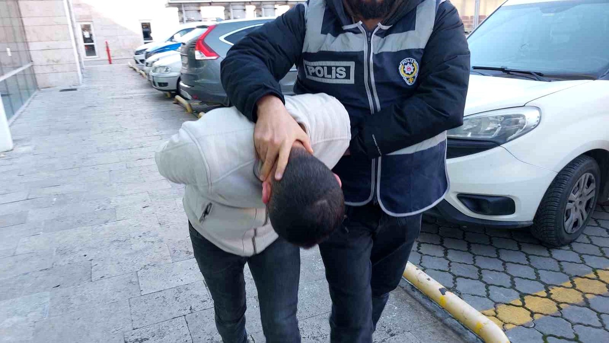 Samsun\'da Dönerciye Kar Maskesiyle Gelen Genç, 15 Bin Lirayı Gasp Etti