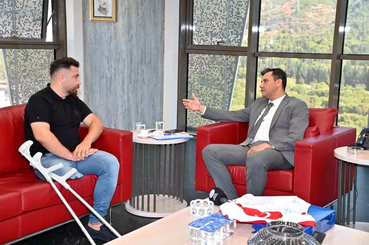 Manisa Büyükşehir Belediye Başkanı Ampute Futbol Milli Takım Kaptanını Konuk Etti